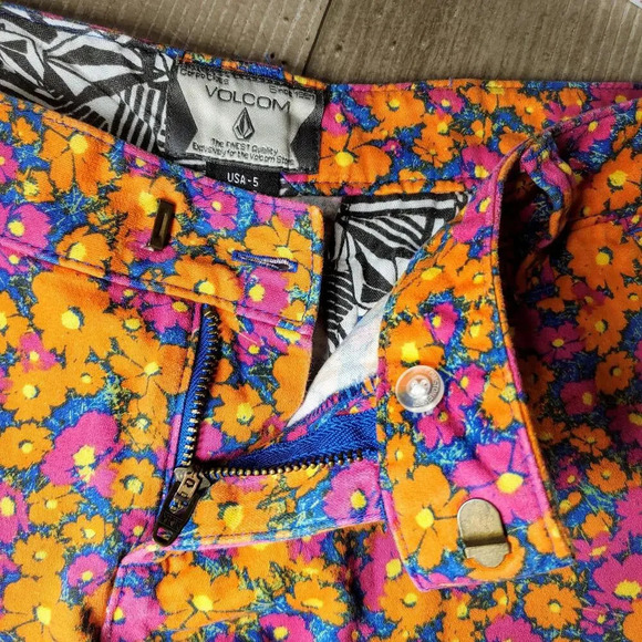 Volcom Floral Frochickie 2 1/2" Short "I MUST HAVE" Size 5 Juniors Pink Blush - Picture 8 of 15